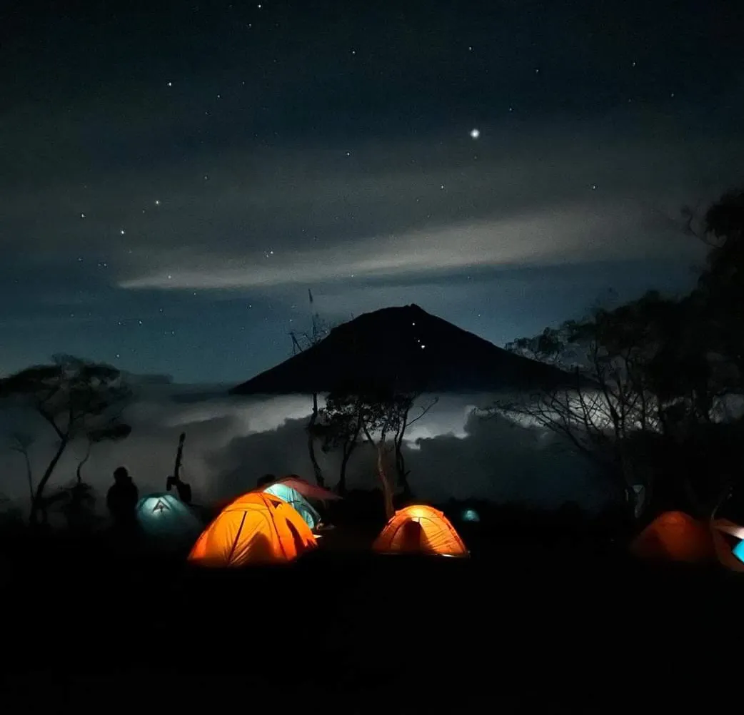 Jejak Langkah di Negeri Awan, Mengungkap Rahasia Gunung Sindoro (Ilustrasi)