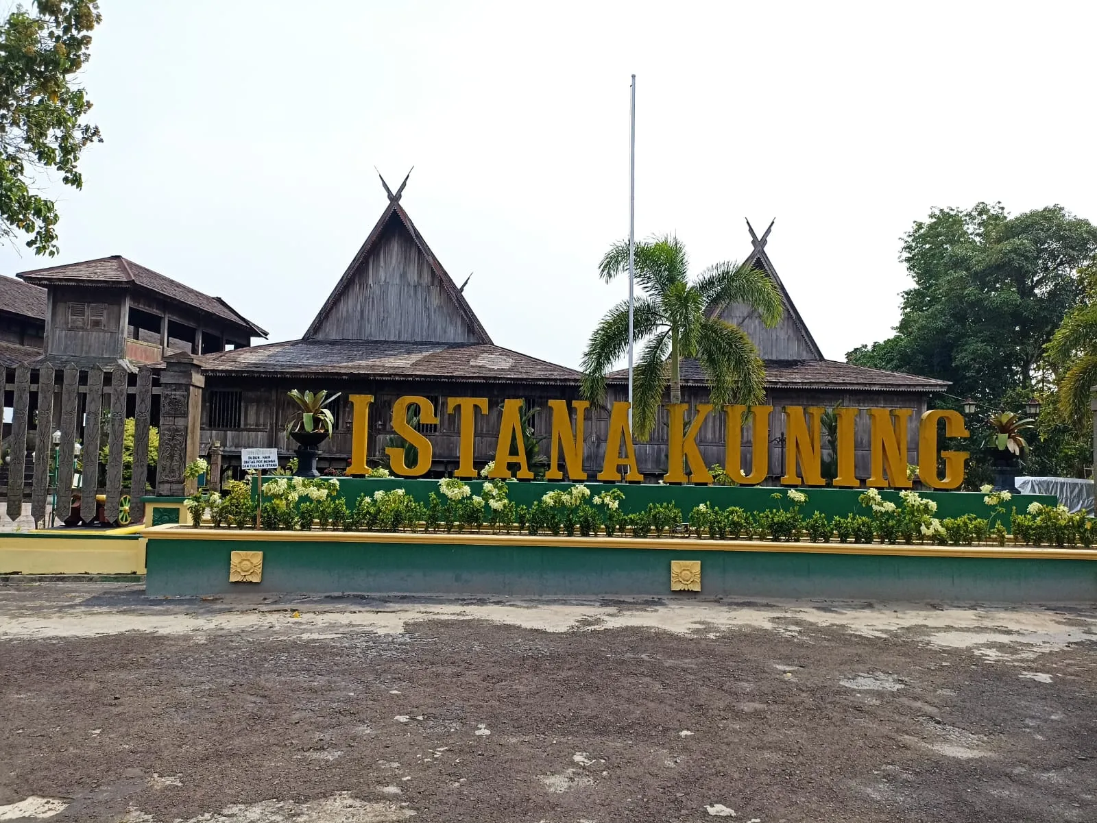 Istana Kuning, Sebuah Mahakarya Seni yang Memukau dari Kalimantan Tengah (Ilustrasi)