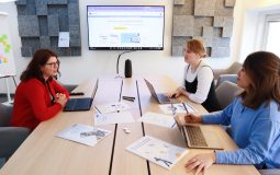 Diagonal Communication Explained: Definition, Examples, Benefits, and Challenges