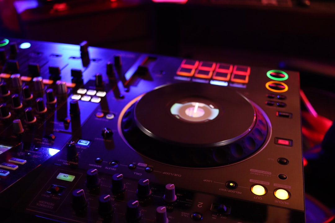 5 DJ Software Apps Like Serato DJ For Mixing Music Live