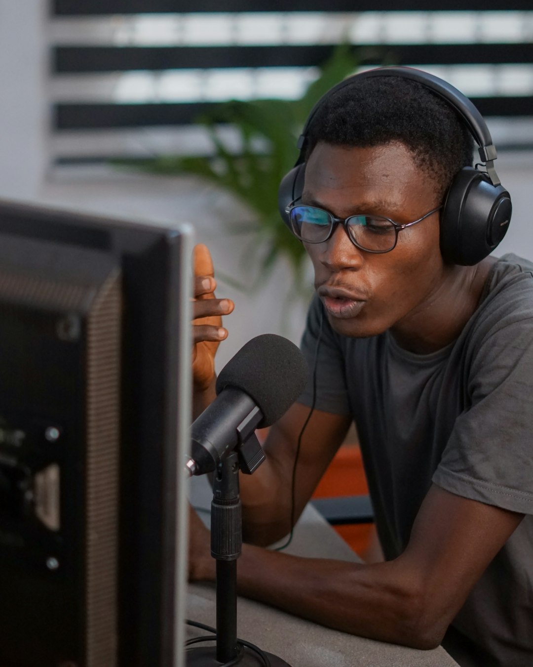 Top 4 Podcast Hosting Platforms Like Buzzsprout To Publish And Distribute Podcasts